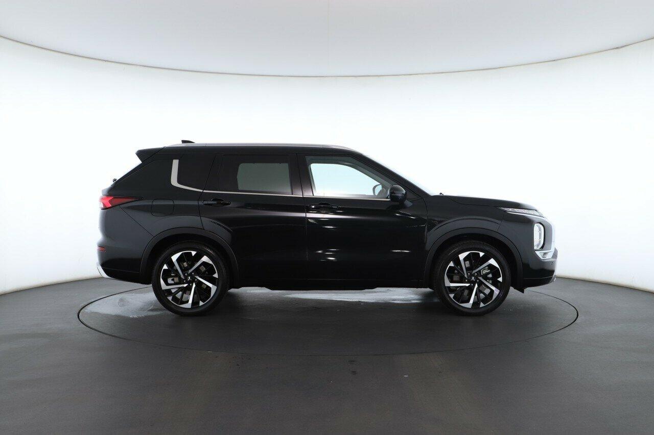Mitsubishi Outlander image 2