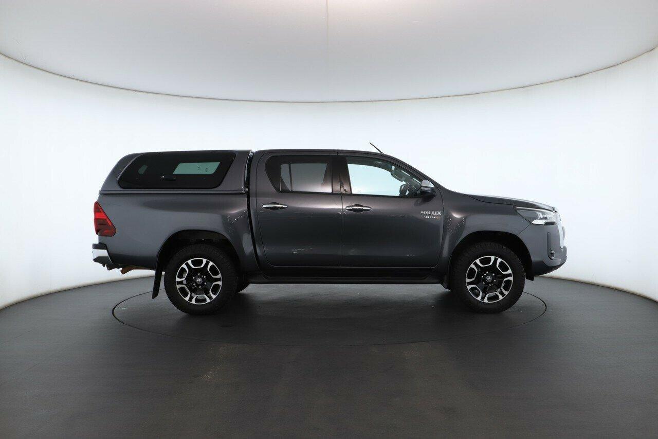 Toyota Hilux image 2