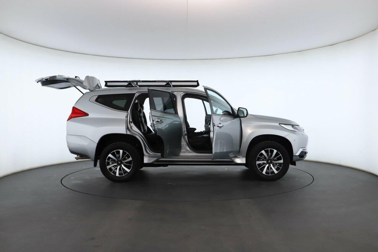 Mitsubishi Pajero Sport image 2