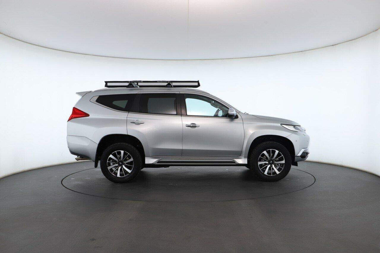Mitsubishi Pajero Sport image 3