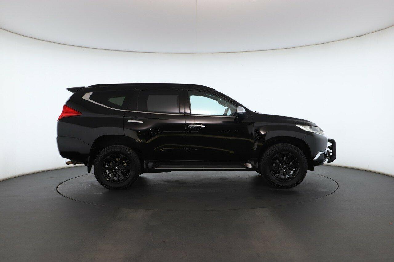 Mitsubishi Pajero Sport image 2