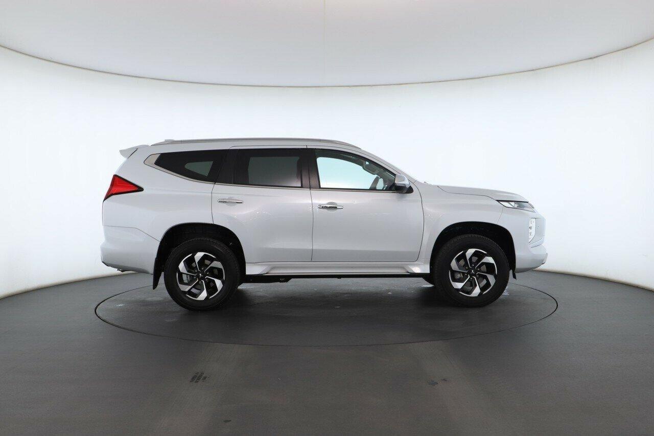 Mitsubishi Pajero Sport image 2