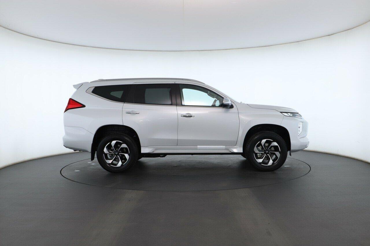 Mitsubishi Pajero Sport image 2