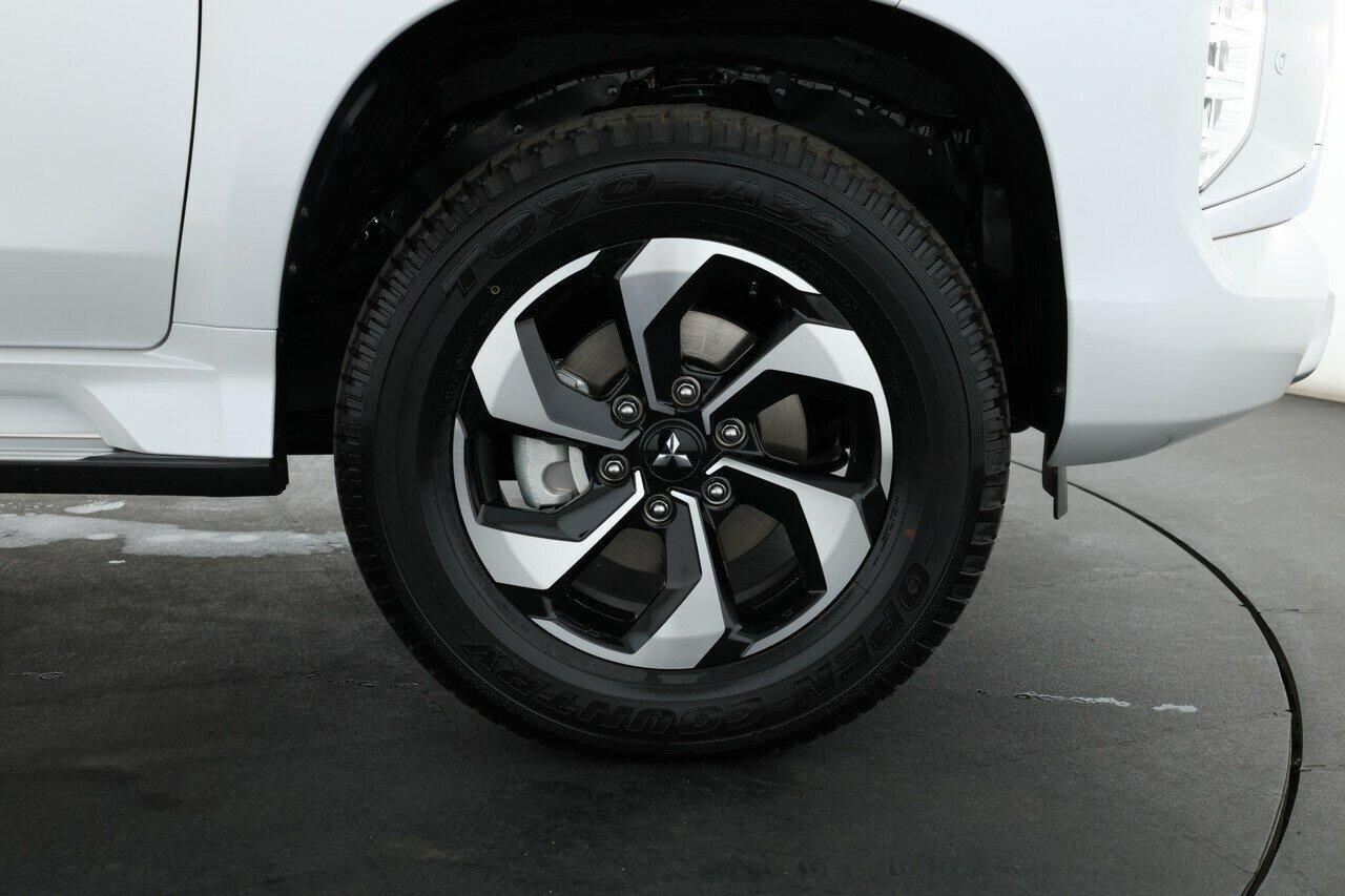 Mitsubishi Pajero Sport image 3