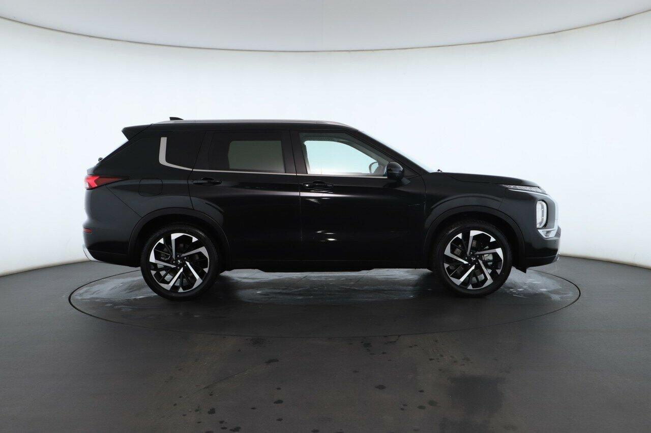 Mitsubishi Outlander image 2