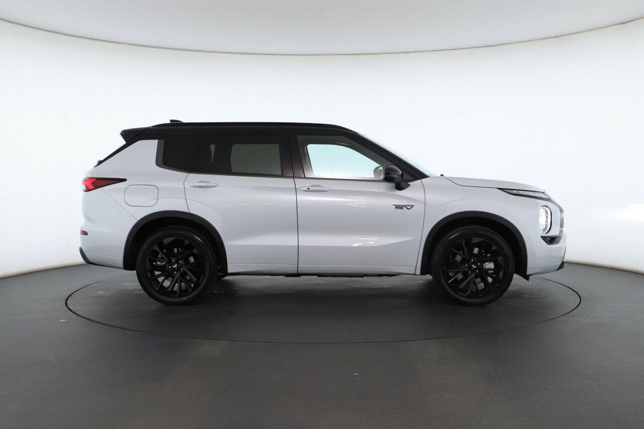 Mitsubishi Outlander image 2