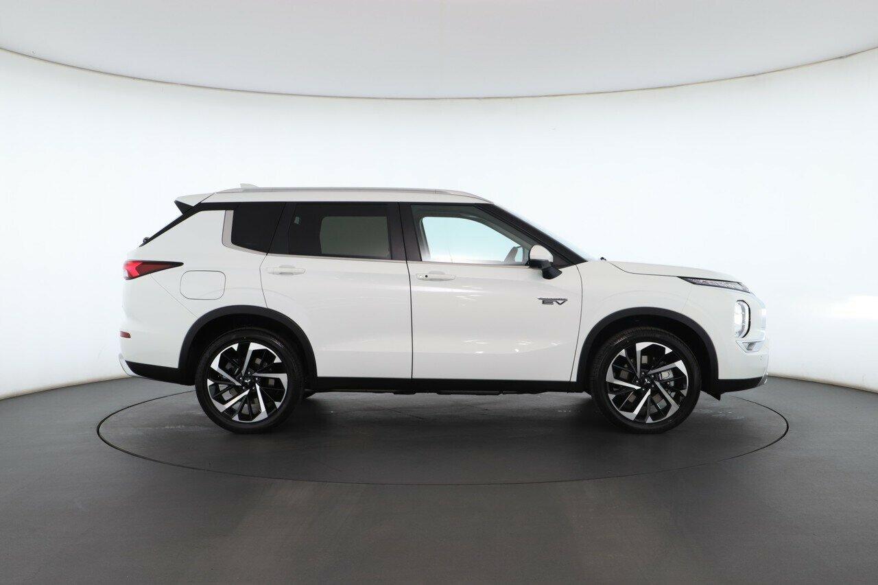 Mitsubishi Outlander image 2