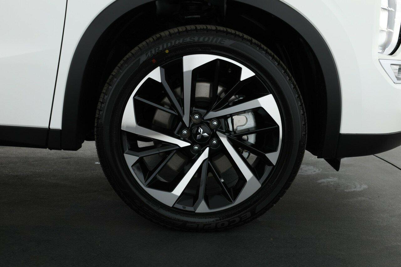 Mitsubishi Outlander image 3