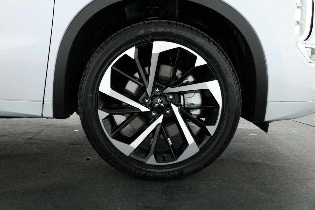 Mitsubishi Outlander image 3