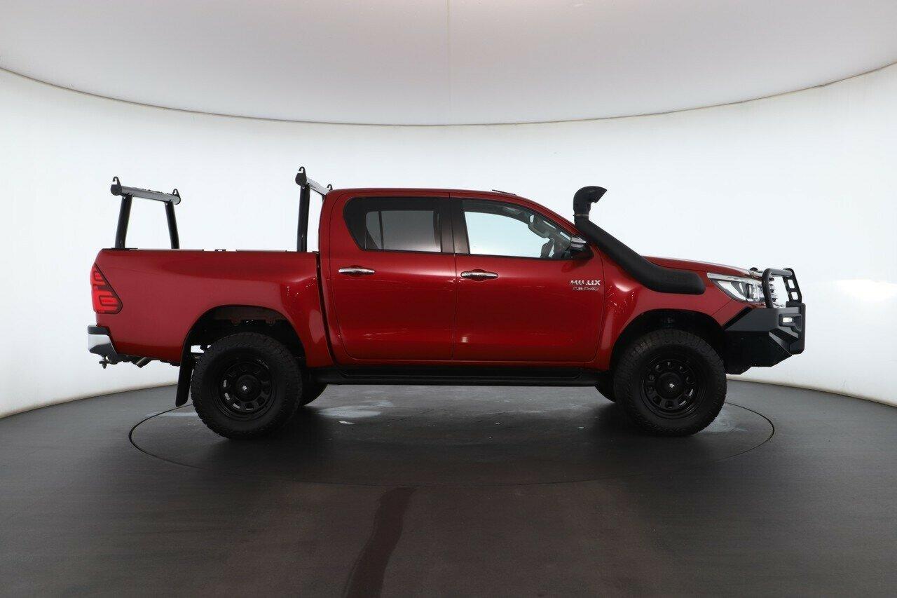 Toyota Hilux image 2