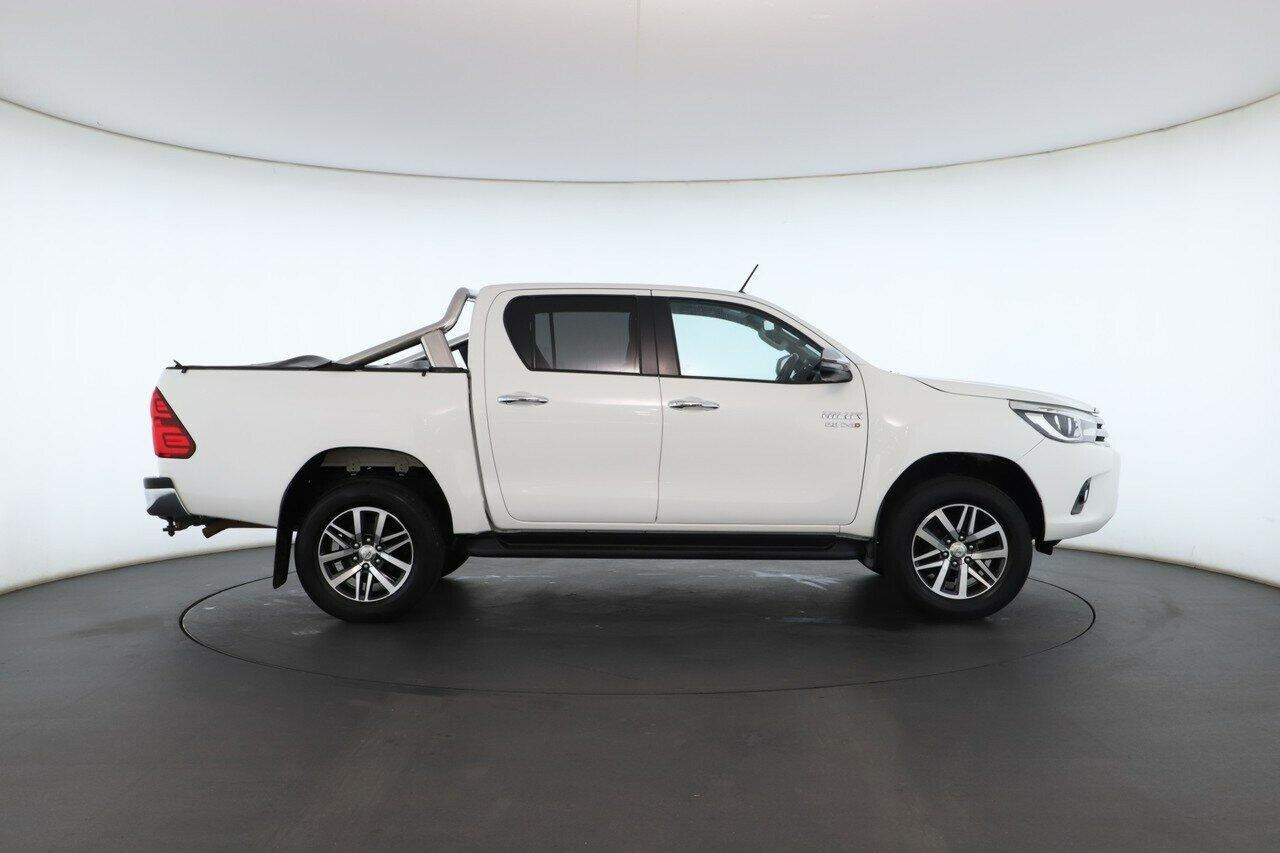 Toyota Hilux image 2