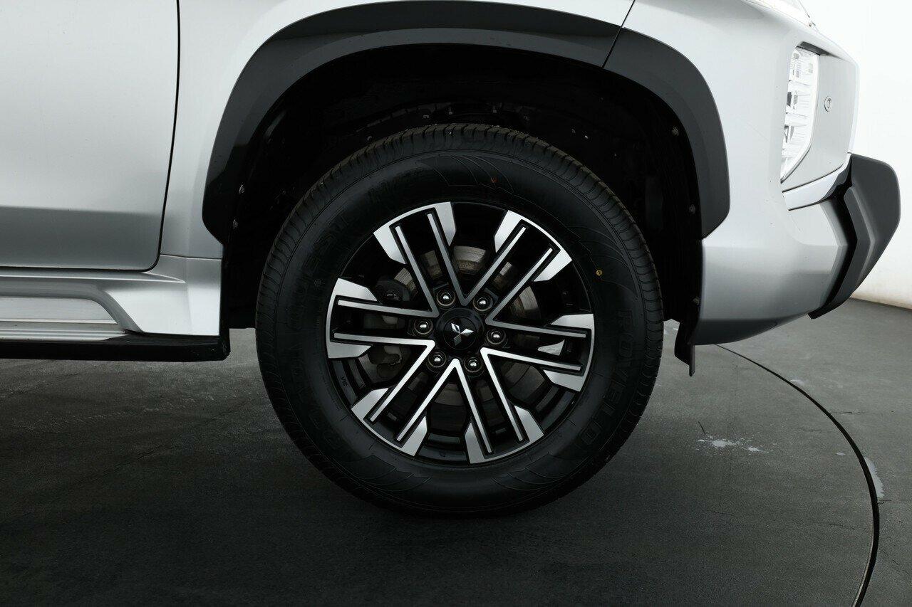 Mitsubishi Pajero Sport image 3