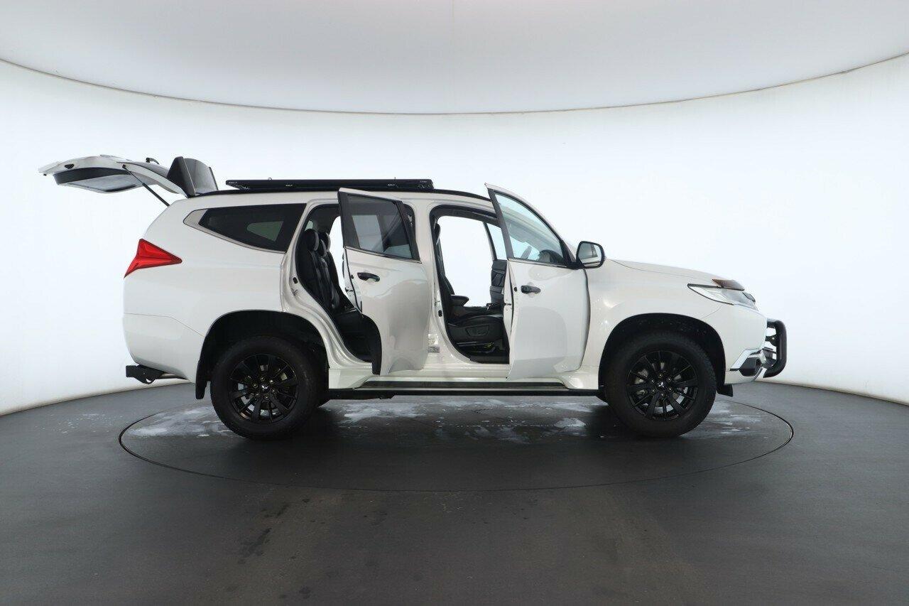 Mitsubishi Pajero Sport image 2