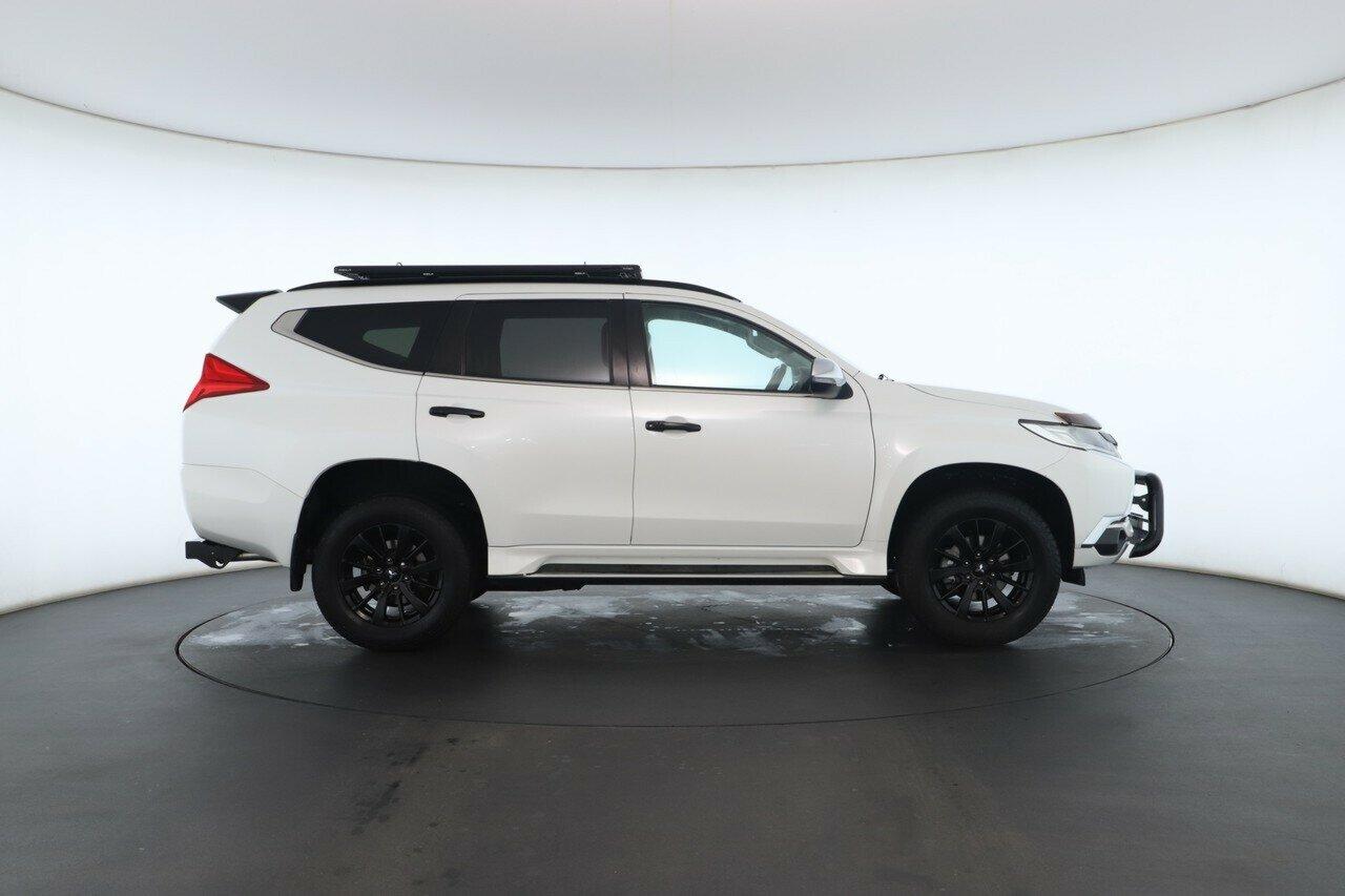 Mitsubishi Pajero Sport image 3
