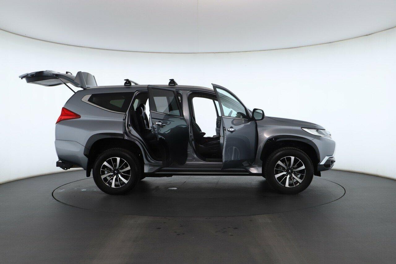 Mitsubishi Pajero Sport image 2