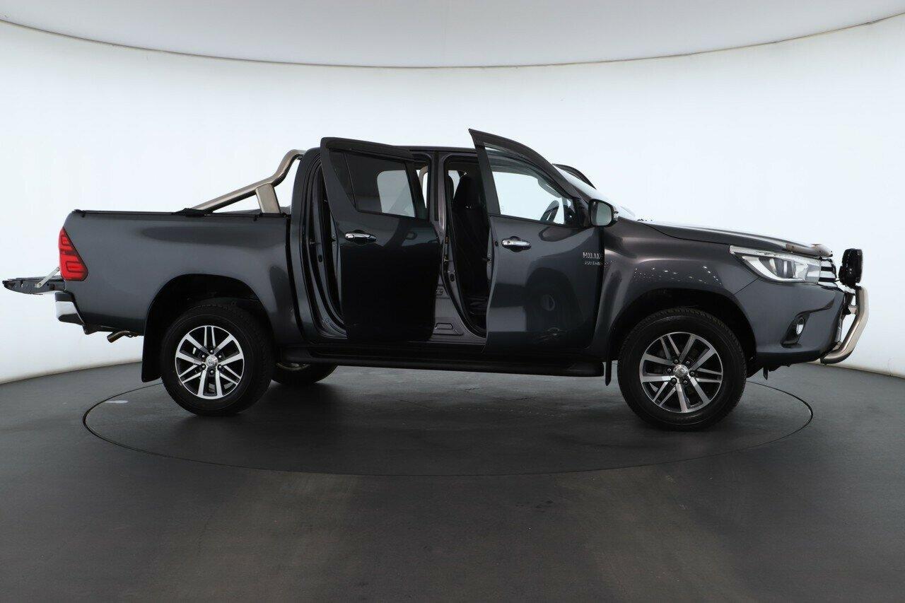 Toyota Hilux image 2