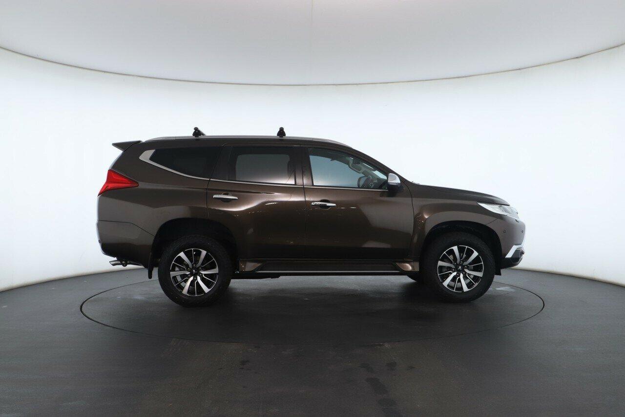 Mitsubishi Pajero Sport image 3
