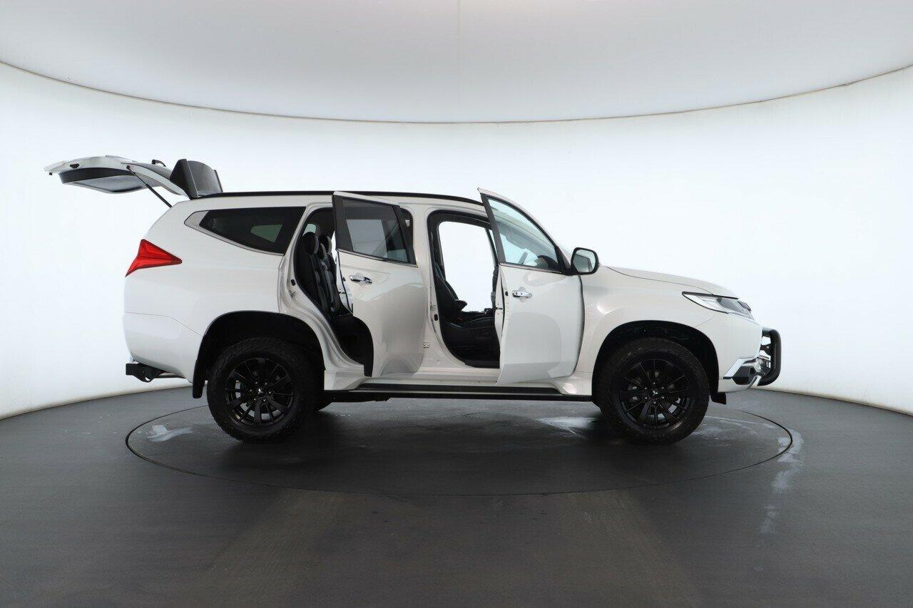 Mitsubishi Pajero Sport image 2